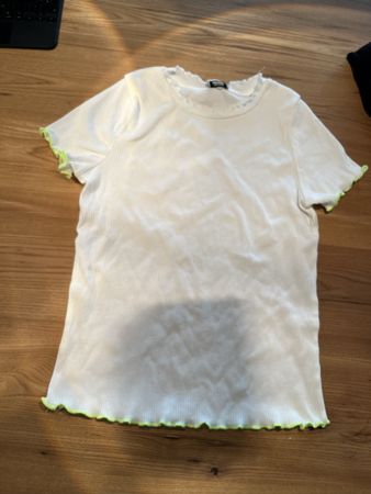 weisses T-shirt mit gelben Details