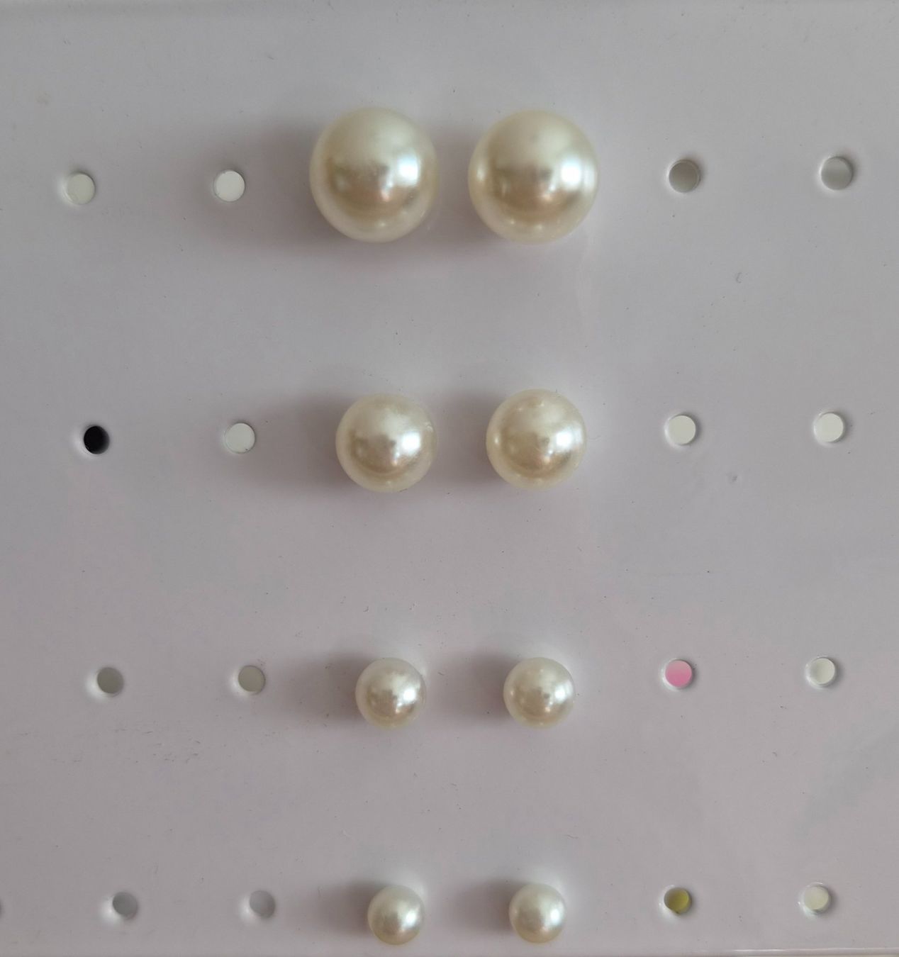 Orecchini pendenti & Orecchini a lobo: Ohrringe Ohrstecker Perlen Weiss 4er Set – Nuovo e nell'imballaggio originale da Thalwil venduto da Seesteine