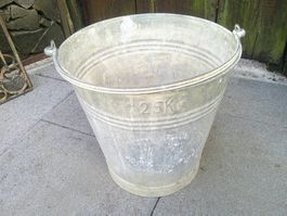 grosser Eimer verzinkt