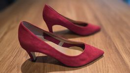 Elegante rote Pumps mit feinem Absatz, Grösse 36