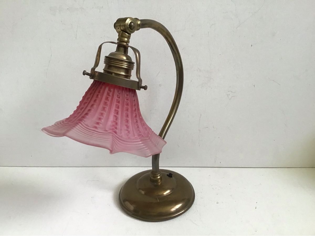 Lampade: Antikes Tischlämpli mit rosa Clöchli – Usato da St. Gallen venduto da Goldlilly 1