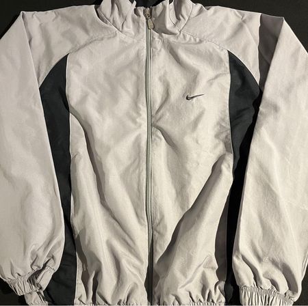 Nike Trainingsjacke, grau/schwarz, ideal für den Übergang