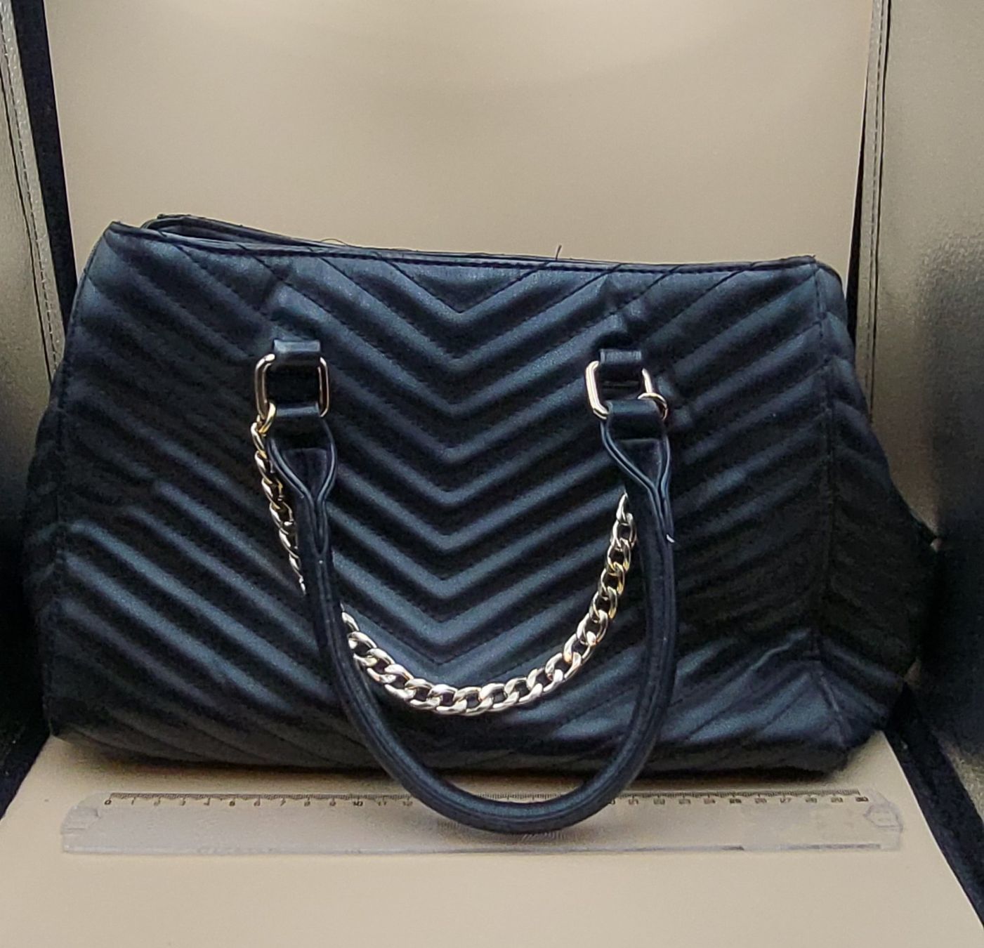 Taschen für Damen: Schwarze Handtasche mit goldener Kette – Gebraucht aus Wald ZH von SwissPawnshop 6