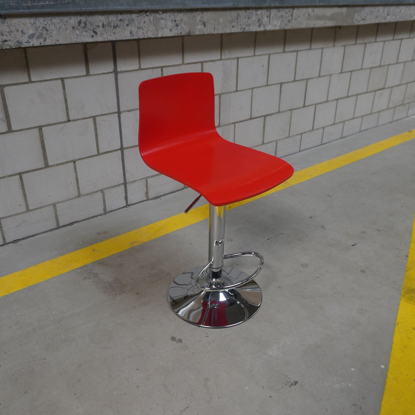 Sgabelli: Barhocker "Hover" Sitzfläche aus Holz (SI011) – Usato da Basel venduto da B.W.B.