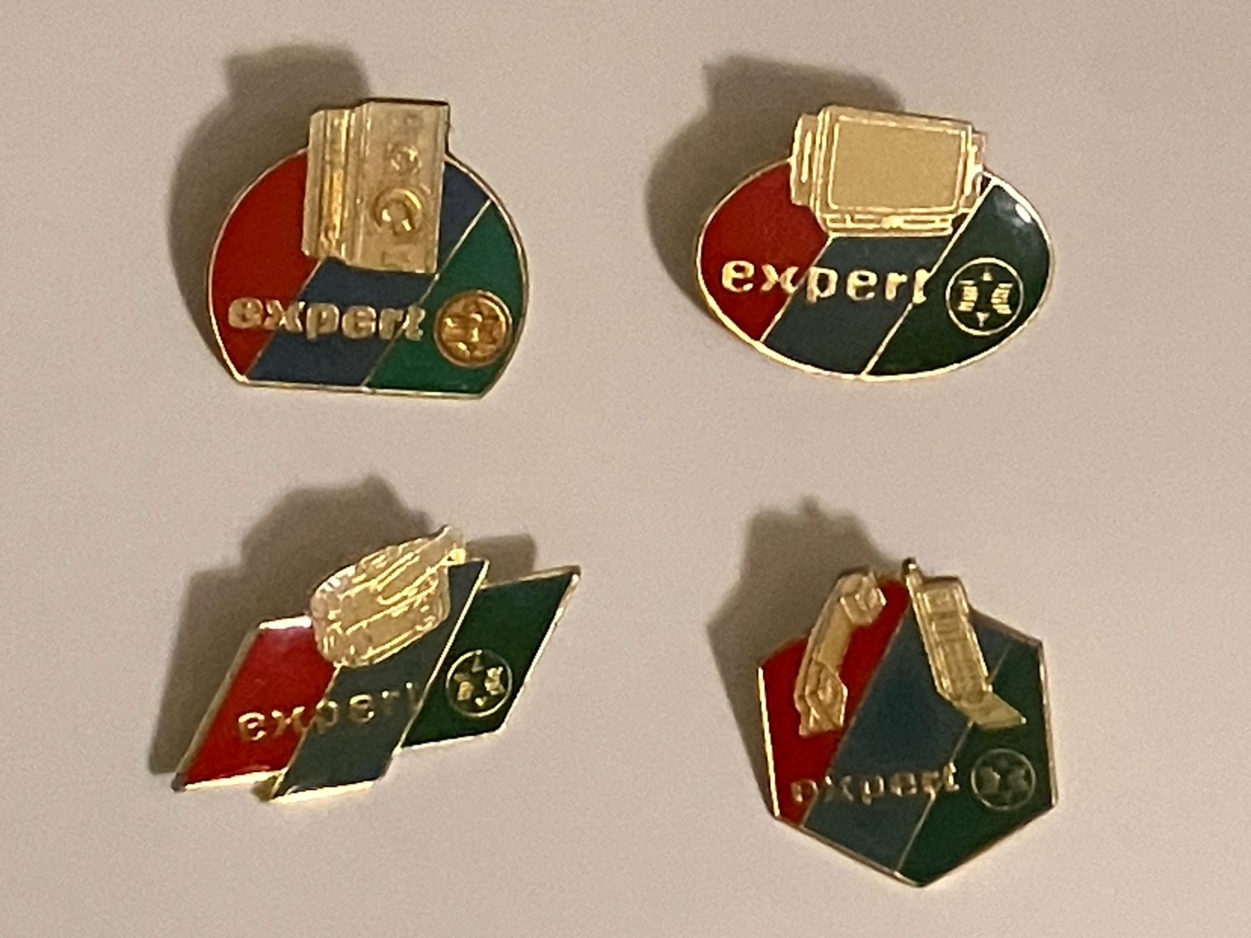 Plaquettes & Badges: 4 Pin Expert – D'occasion à Basel par djwwpp