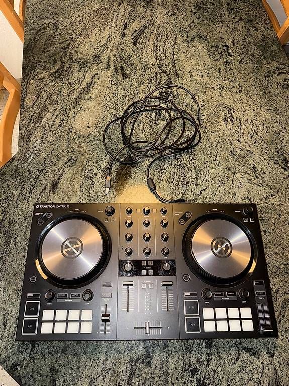 Native Instruments Console di mixaggio: Native Instruments Traktor Kontrol S2 MK3 – Usato da Beromünster venduto da Lechim19