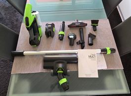 Gtech Multi Power Floor Staubsauger mit Zubehör inkl. 2 Akku