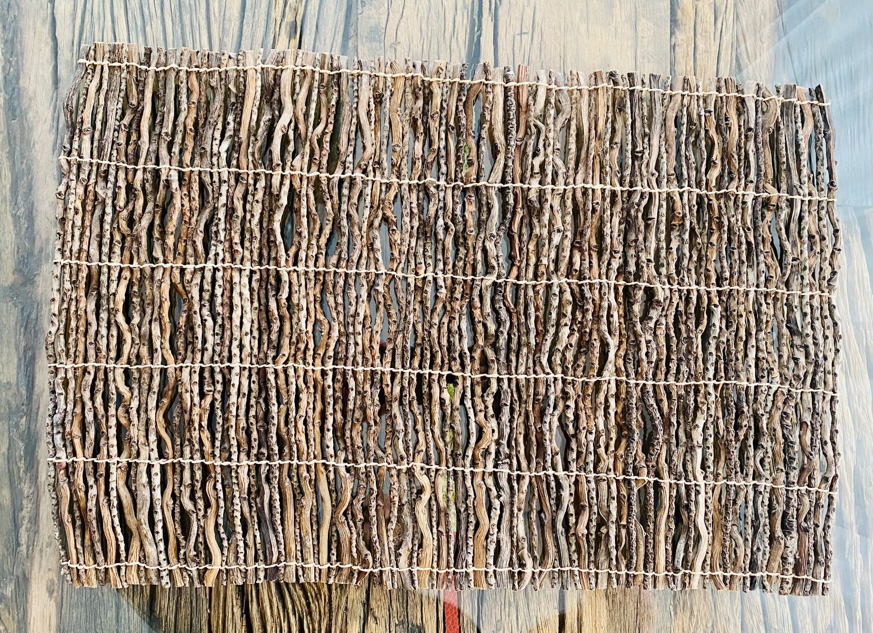 Set di tavolo e panche: 4 Rustikale Tischsets aus Ästen – Usato da Reichenburg venduto da Noxima