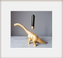 Kerzenständer mit goldenem Dinosaurier