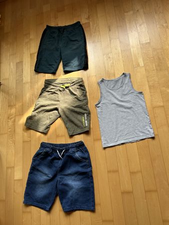 Für Jungs: 3 verschiedene Shorts + 1 Unterhemd, Gr. 146/152