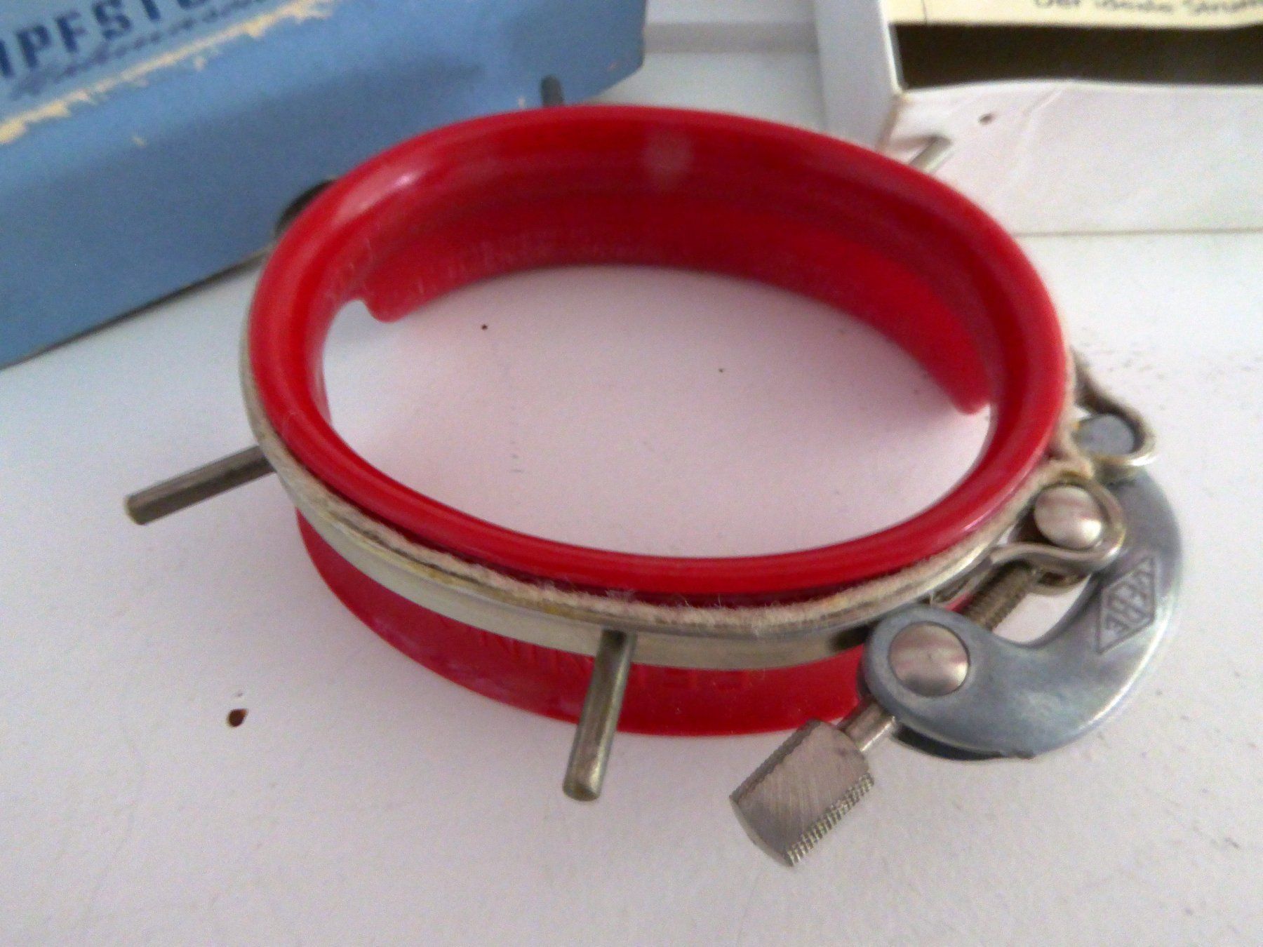 Cerchi da ricamo: WEBE Strumpfstopf-Apparat CH original Armbrustzeichen OVP – Usato da Burgdorf venduto da Zimpu10 1