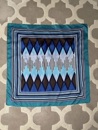 Eleganter Foulard mit grafischem Muster, Top Zustand!