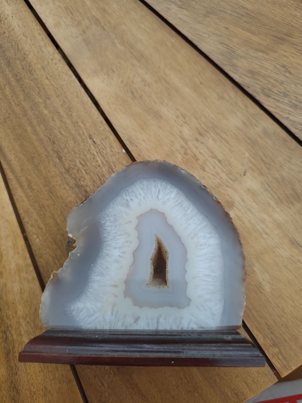 Mineralien & Heilsteine: Geode Stein mit Ständer guter Zustand – Gebraucht aus Basel von lio_8ylm 1