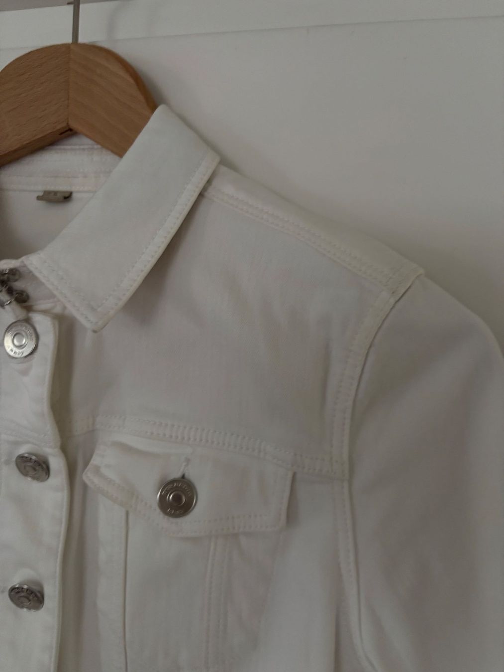 Burberry Vestes: BURBERRY  eelastische Jeansjacke, weiss 34 – D'occasion à Herrliberg par mayfi 2