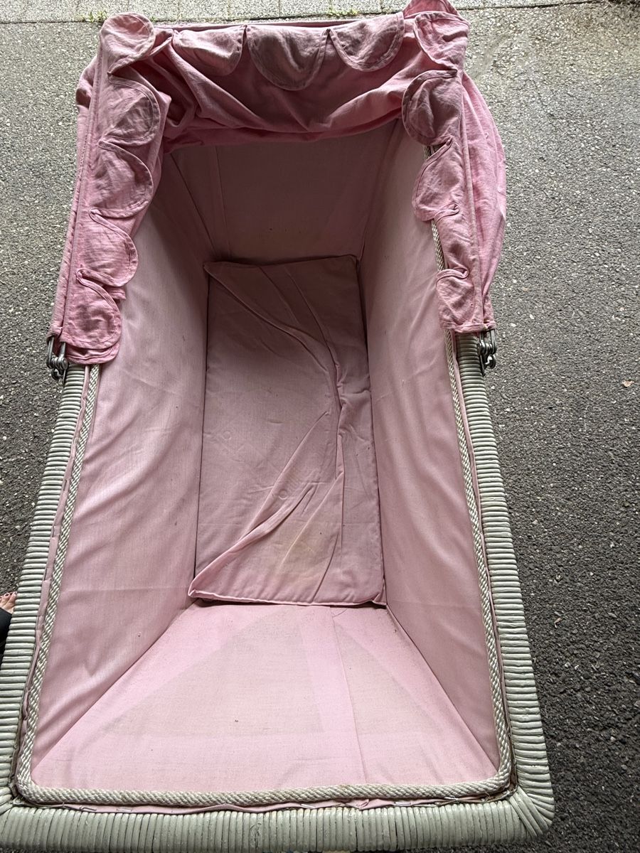 Carrozzine: Antiker Kinderwagen aus Korb mit Rädern – Usato da Niederhasli venduto da R__A 5