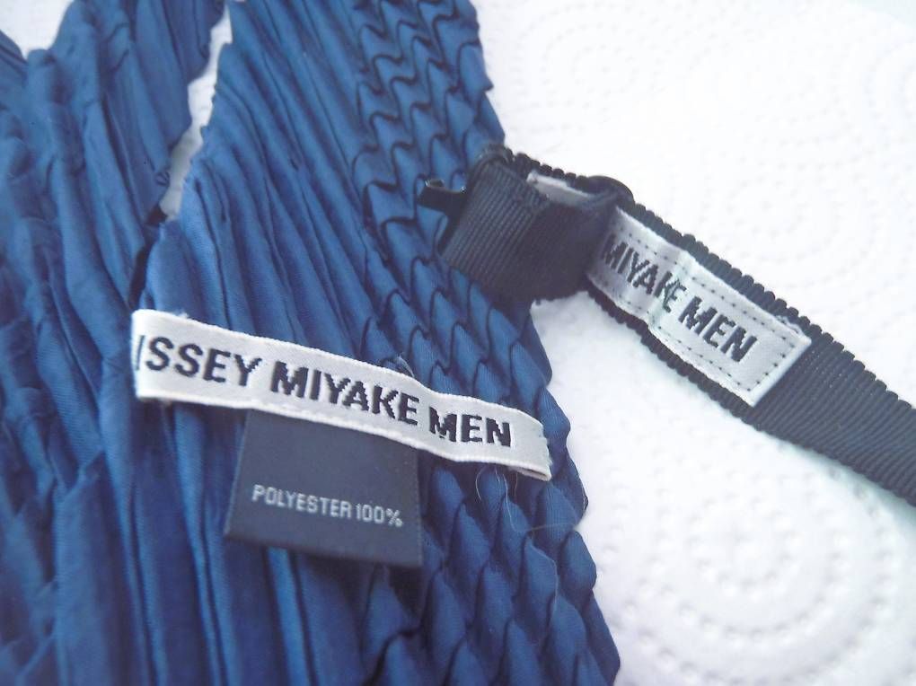 Cravatte: Krawatte und Fliege von Issey Miyake – Nuovo (secondo la descrizione) da Boswil venduto da peterluzern 1