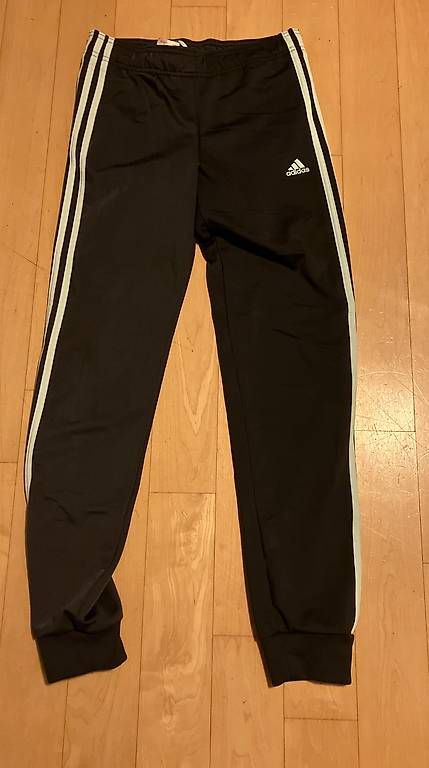 Adidas Pantalons: Zweiteiliger Adidas Trainer Gr. 164 – D'occasion à Schwerzenbach par lith7