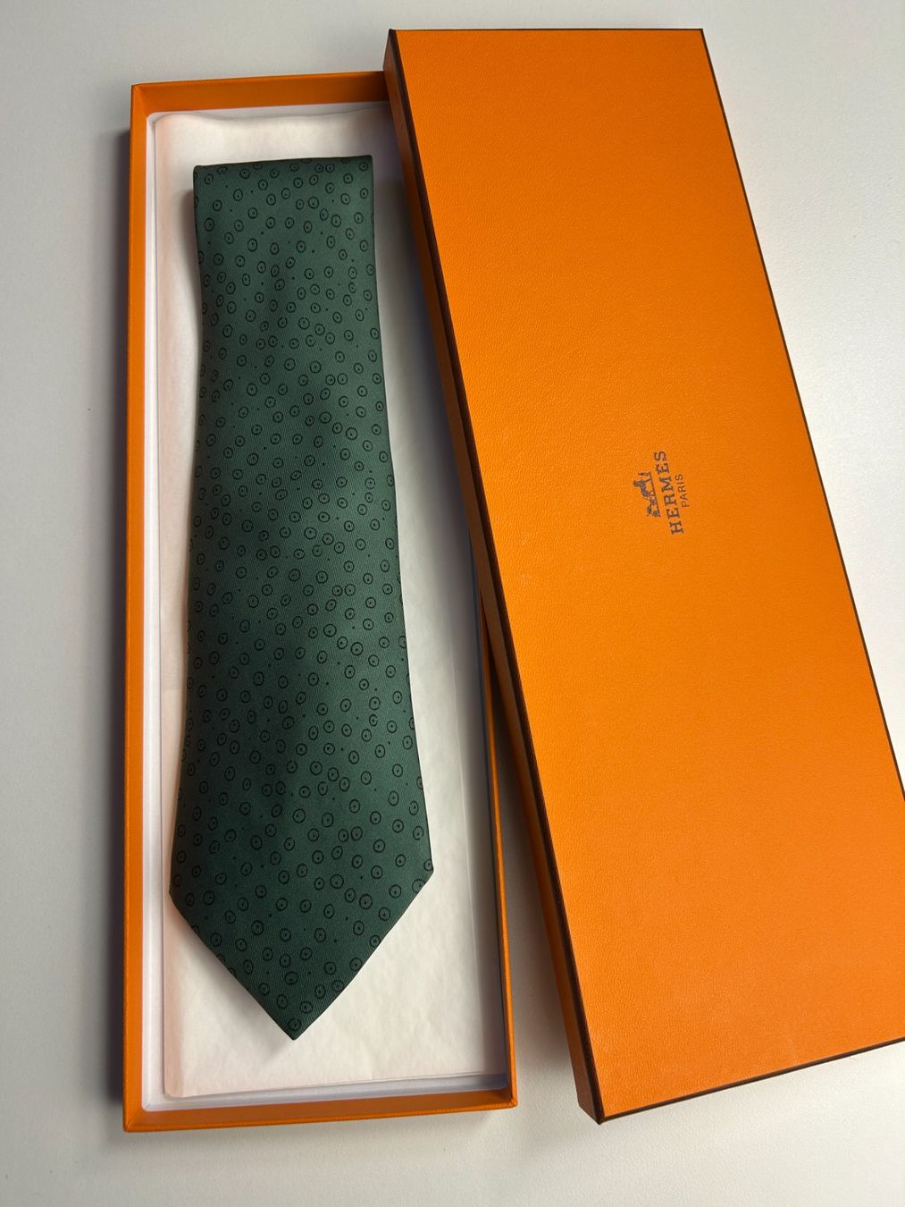 Hermès Cravatte: Hermès Punkte Muster Krawatte – Nuovo (secondo la descrizione) da Bern venduto da kurtikobolt74