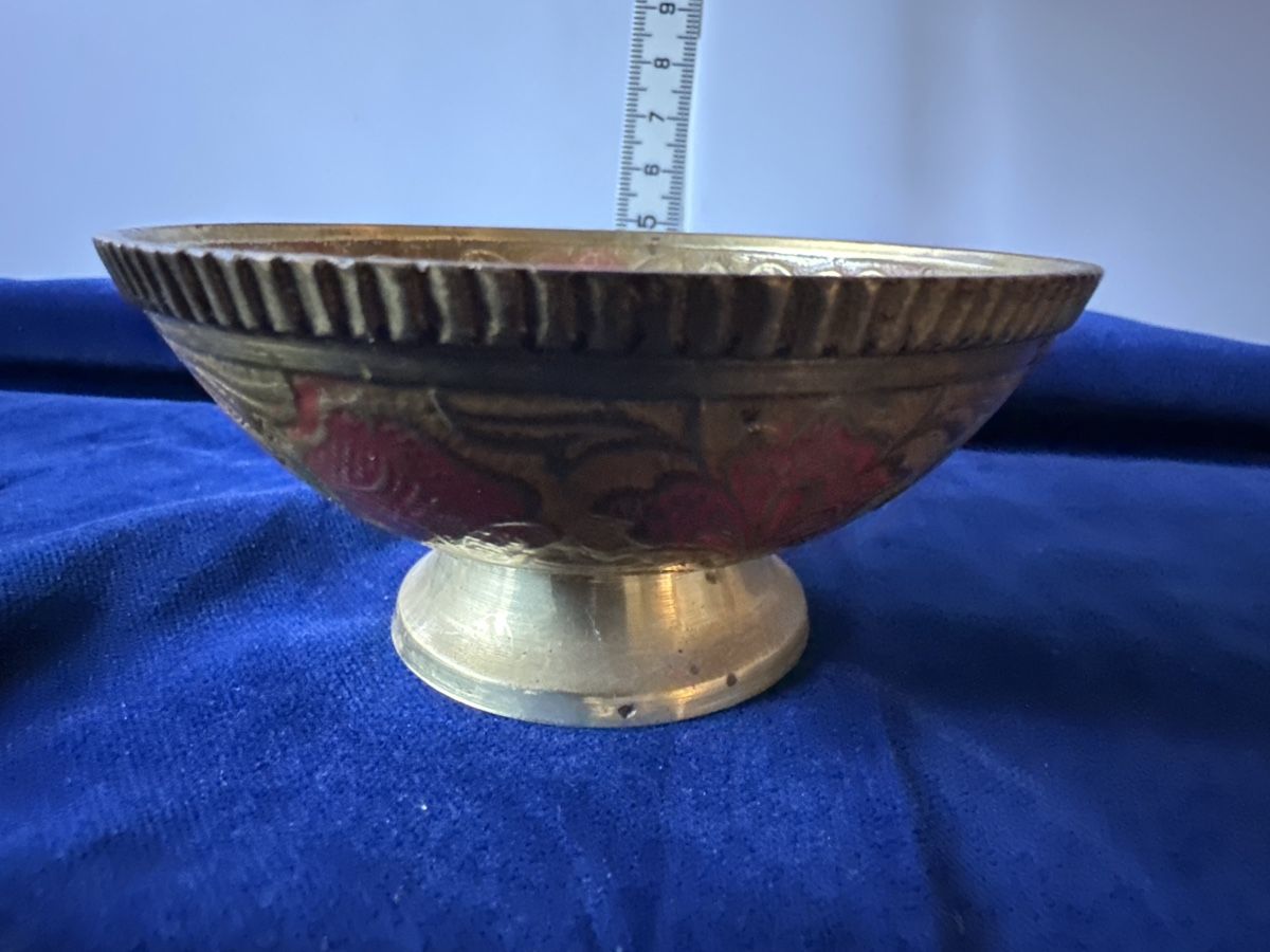 Schalen: Dekorative Vintage Messingschale mit rotem Blumenmuster – Gebraucht aus Zürich von Chaeffeler 4