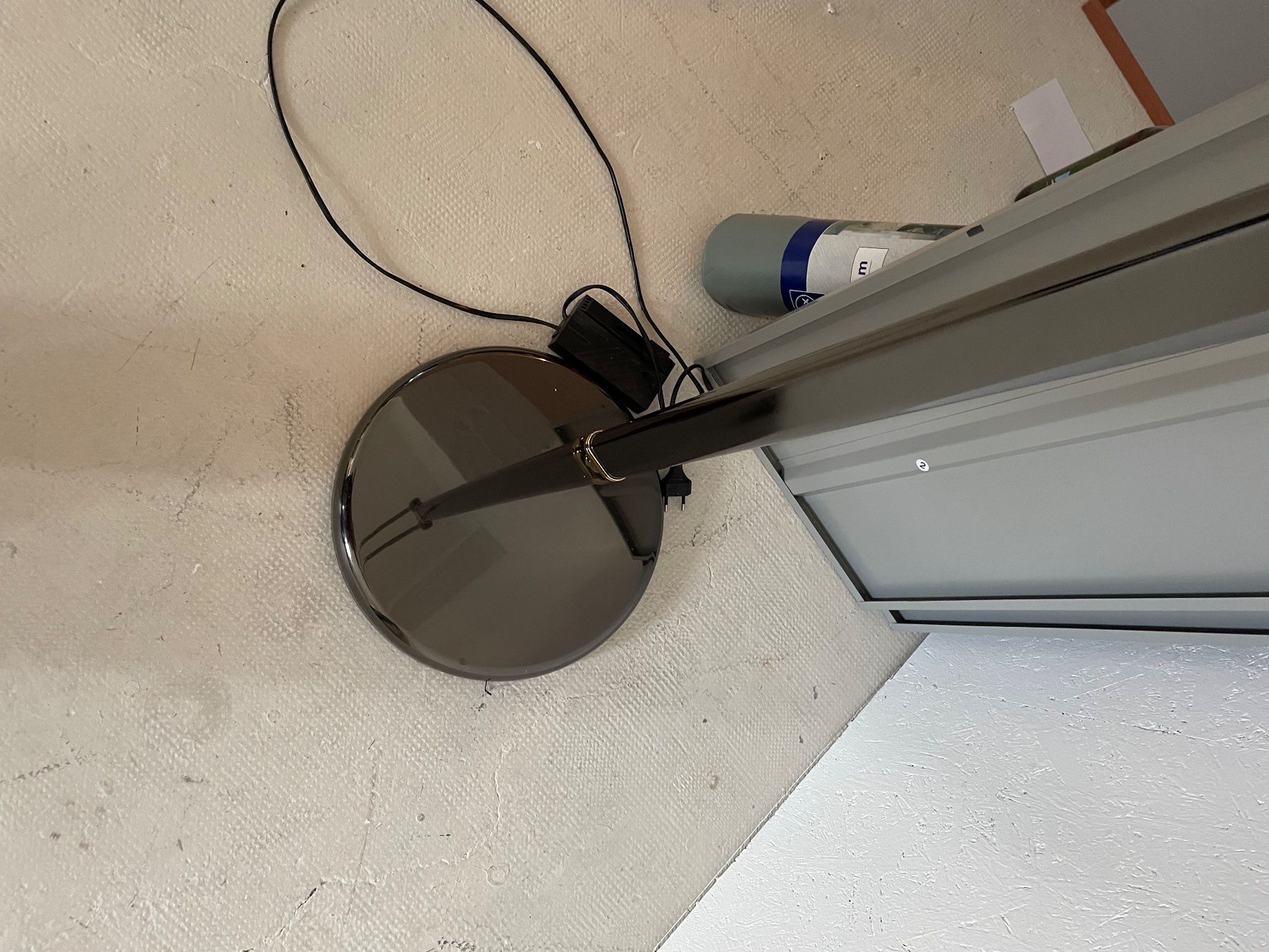 Lampade: Lampadaire arc moderne, design élégant, années 90. – Usato da Pully venduto da Mazette 4