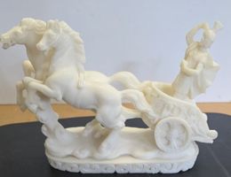 Alabaster-Skulptur mit römischen Streitwagen