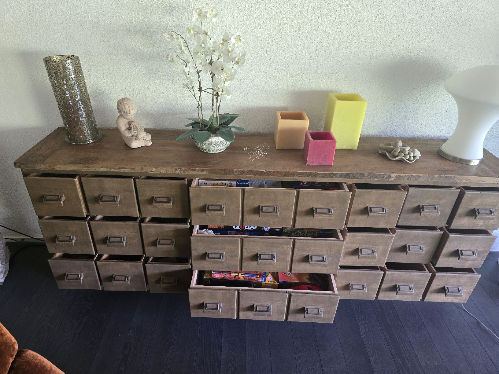 Cassettiere: Grosse, restaurierte Kommode/Sideboard mit Teakholzplatte – Usato da Elgg venduto da Kallipygos 1