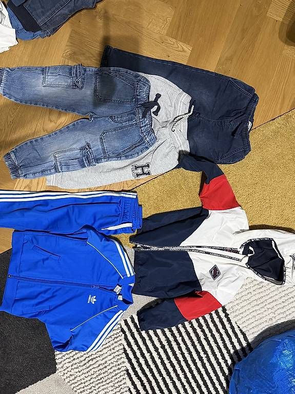 Lotti & Set di vestiti: Kleider gebrauchte Jungen 98/104 – Usato da Zürich venduto da whotookmynickname 2