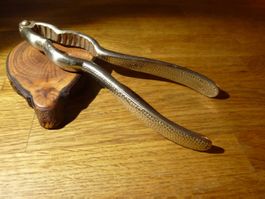 Nussknacker geschwungene verzierte Griffe vintage