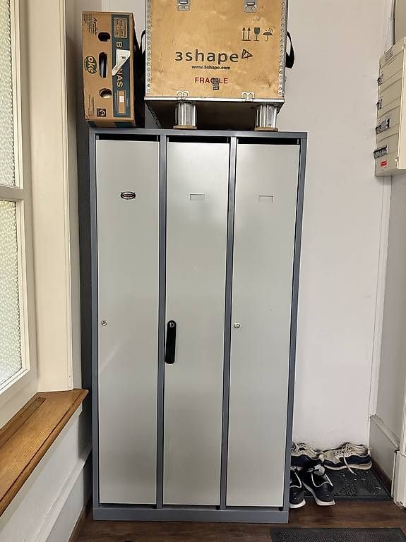 Armadi: Garderobe Schrank und Glas Gestell – Usato da Köniz venduto da jov_jyb7