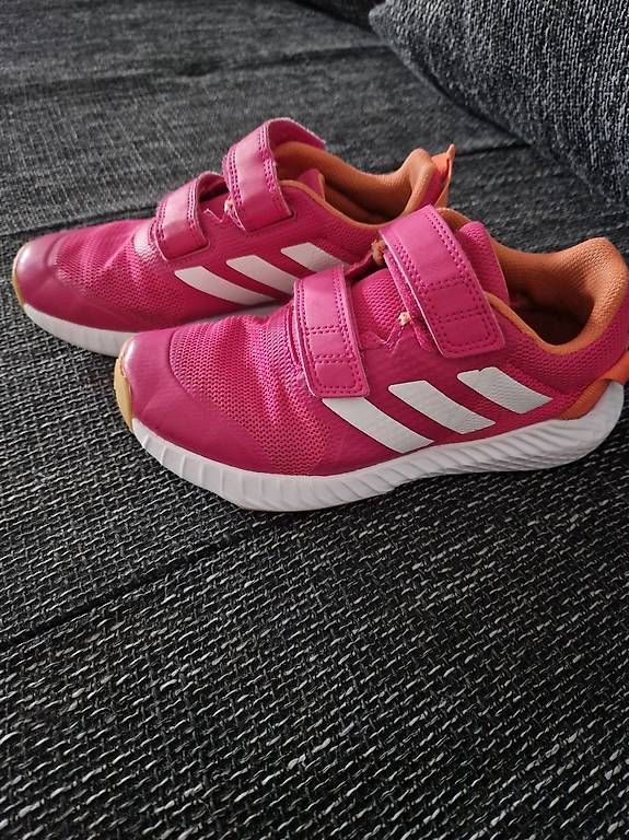 Schuhe für Mädchen: Turnschuhe Gr. 33 – Gebraucht aus Bützberg von polensky81