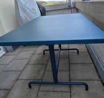 Türkis/blau farbener Metalltisch - Kein Schaffner