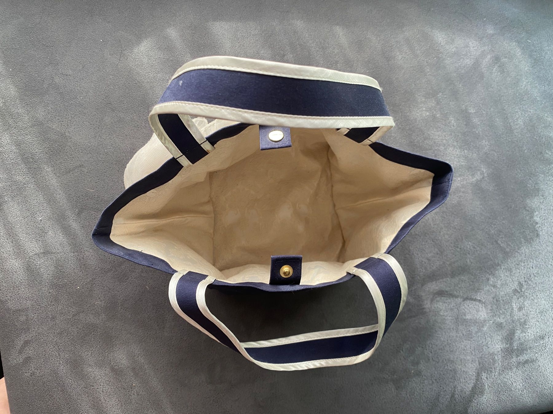 Sacs femmes: Handtasche dunkelblau mit Blumenapplikation – D'occasion à Zürich par Bouxx 1