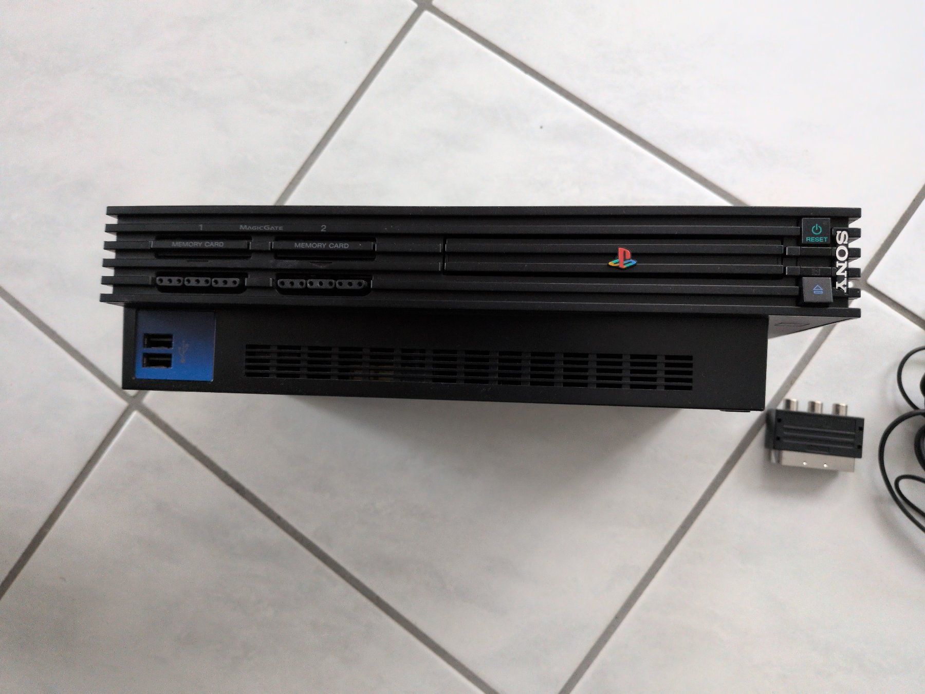 Sony Console: PS2 Spielkonsole mit zwei Controllern – Nuovo (secondo la descrizione) da Wädenswil venduto da Mamacita60 1