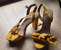 Sandales talon jaune femme pointure 36 bonss états neuves