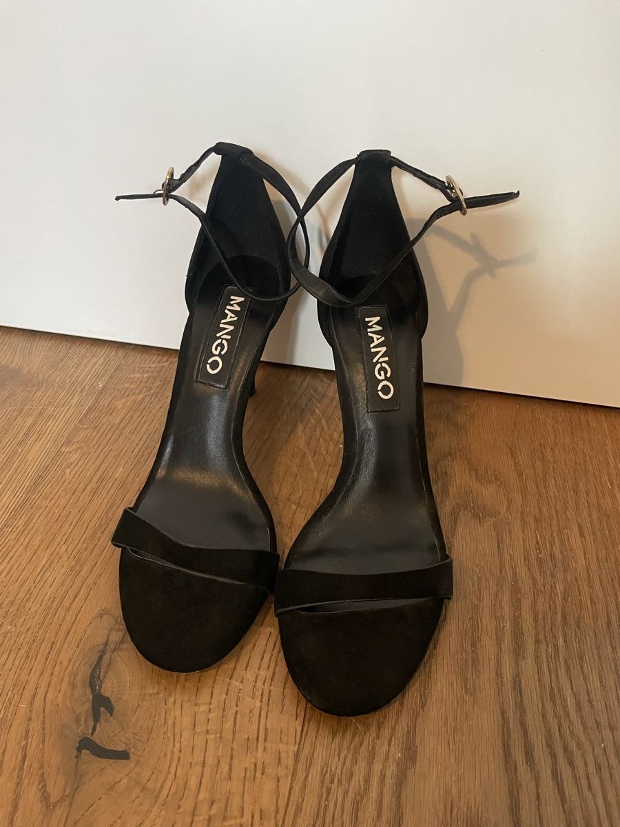 Mango Damenschuhe: Black Mango Suede Heels, size 39 – Gebraucht aus Roche VD von closetcleanse 1