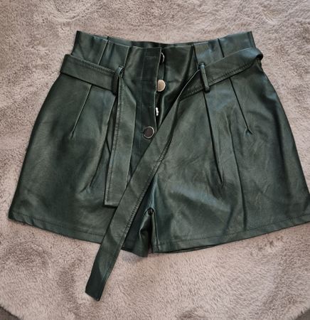Short vert simili cuir avec ceinture