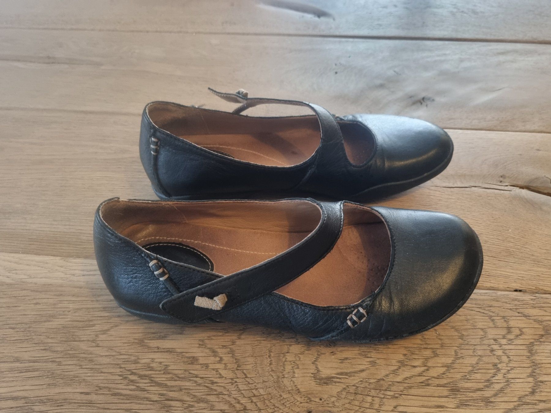 Clarks Damenschuhe: Clarks noir cuir 37  bon état – Gebraucht aus Lavey-les-Bains von Etre-Ange 2