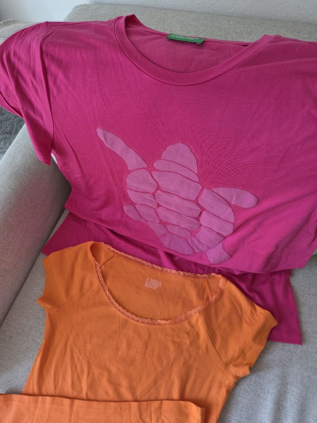 Benetton T-shirt: Benetton T-Shirt rose et orange – Usato da Yverdon-les-Bains venduto da enzine