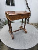Antik Näh oder Nachttisch Nussbaum mit Schublade