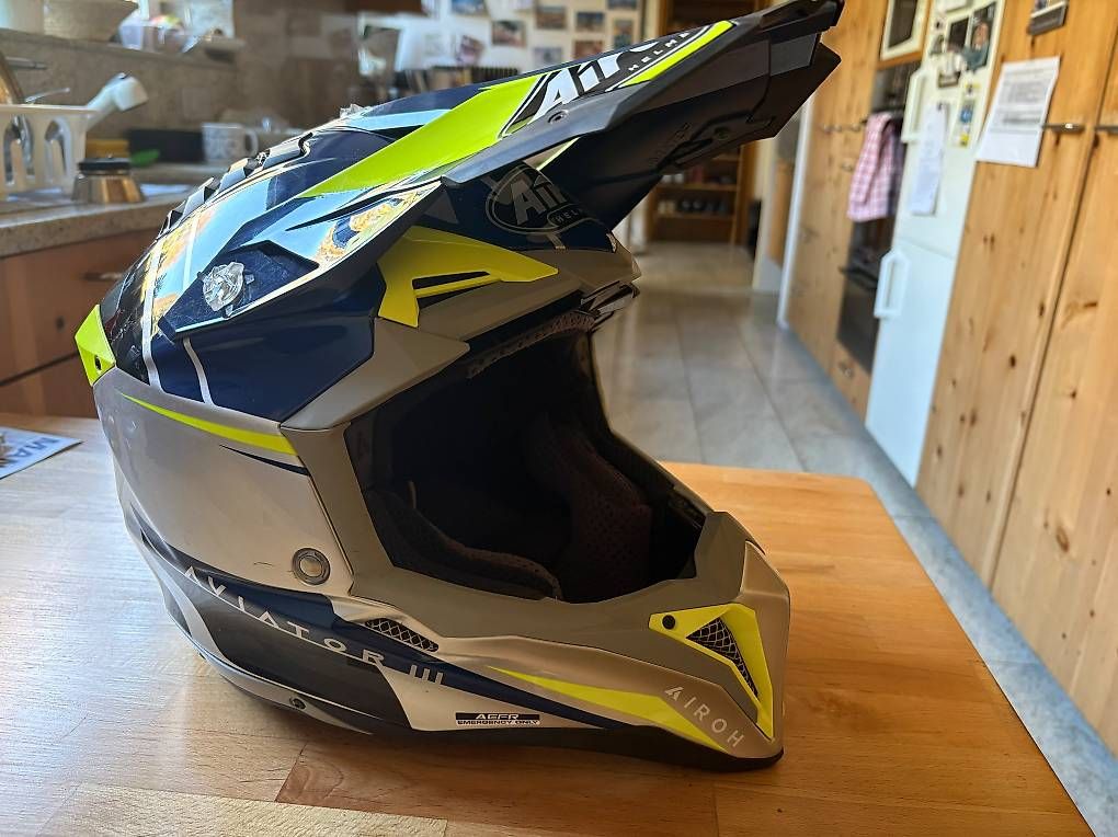 Helme & Visiere: Airoh Aviator 3 Carbon Gr.M – Gebraucht aus Bülach von Husaberg103