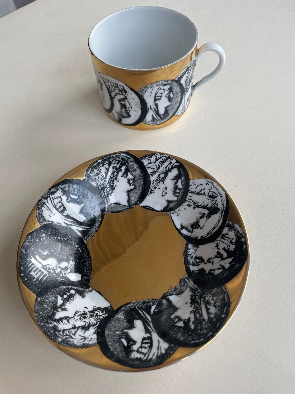 Fornasetti Tazze: FORNASETTI TASSE - CAMMEI – Usato da Zürich venduto da ricoroco 1