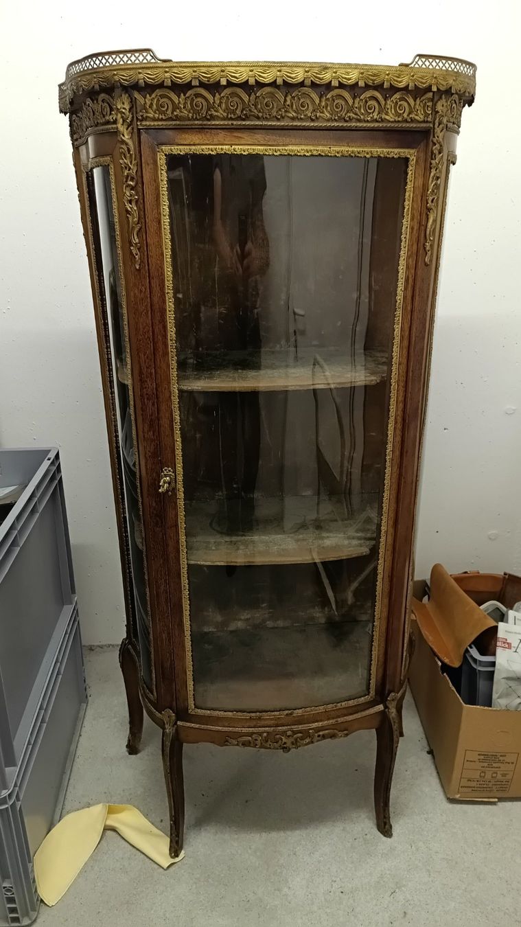 Vetrine: Vitrine galbée Napoléon III – Usato da Poliez-Pittet venduto da DakotaAntiques