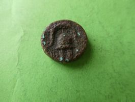 uralte Bronzemünze    15 mm     3.91 g