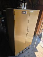 massiver Metallschrank mit 3 Tablaren 90x45cm H: 150cm 200.-