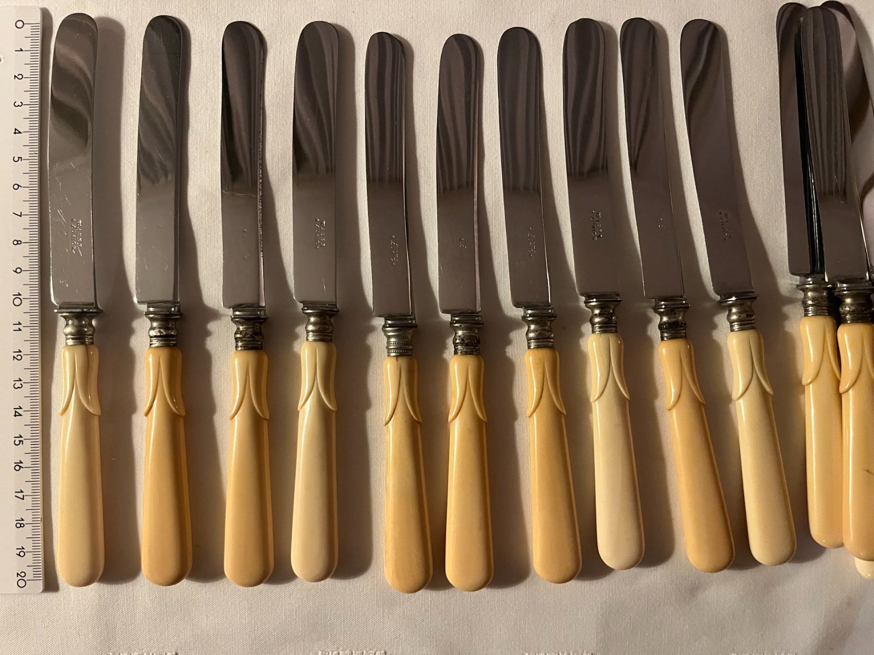 Besteck: 17 wunderschöne Messer, geschnitzter Griff, Messerklinge ok – Gebraucht aus Zürich von livifloli 2