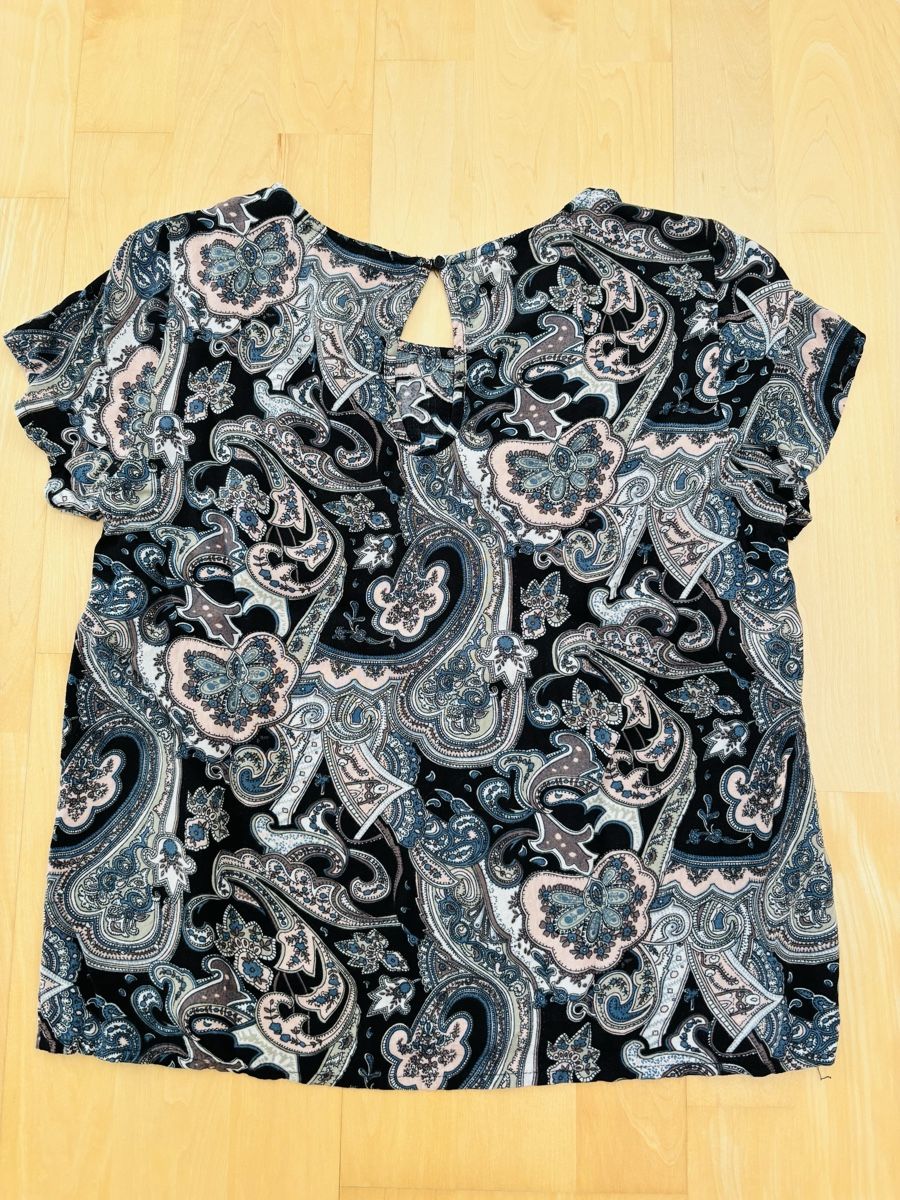 Only T-Shirts: T-Shirt mit Paisleymuster ONLY - Gr. 36 – Gebraucht aus Ennetbürgen von Evelyne_G 1