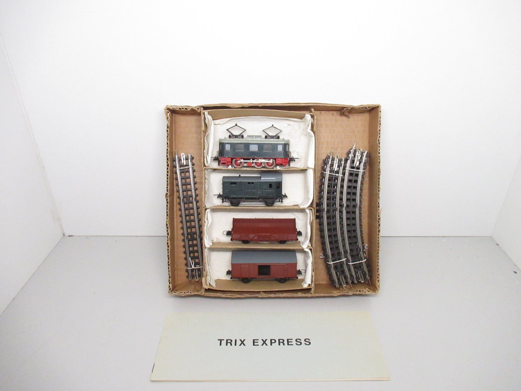 Trix Modellini di ferrovie: Trix-Express Güterzug Startset E-Lok und Schienen DC 3Leiter – Usato da Basel venduto da mhmarken 4