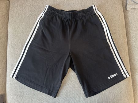 Adidas Shorts schwarz mit weissen Streifen