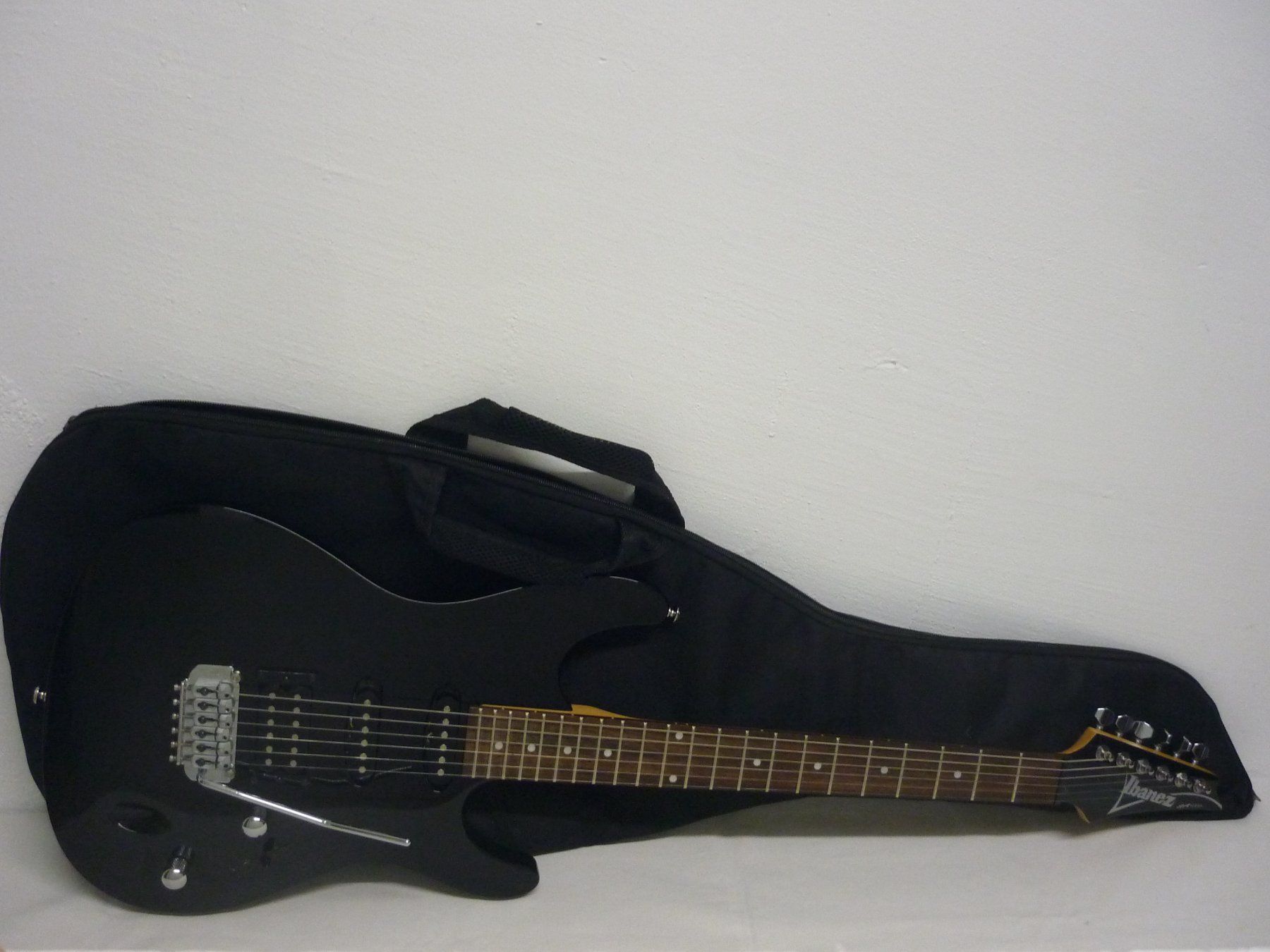 Ibanez Strumenti musicali: Ibanez E-Gitarre mit Bag – Usato da Maienfeld venduto da John13