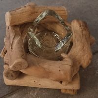 Rustikaler Kerzenstaender aus Treibholz und Glas